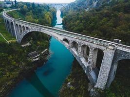 vistas de drones da ponte solkan na eslovênia foto