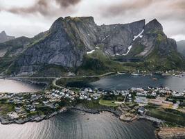 a cidade de reine nas ilhas lofoten na noruega foto