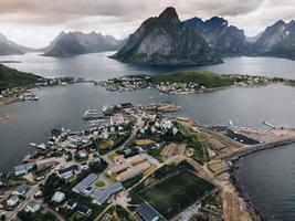 a cidade de reine nas ilhas lofoten na noruega foto