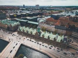 bolsa de valores borsen em copenhague, dinamarca por drone foto