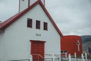 Igreja de Hvannasund em Hattarvik, Ilhas Faroé foto