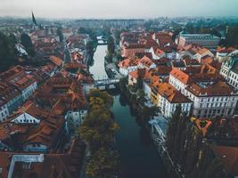 vistas de drones da capital eslovena de liubliana foto