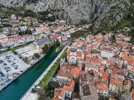 vistas de drones da cidade velha de kotor em montenegro foto