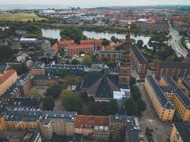 igreja de nosso salvador, vor frelsers kirke, em copenhague, dinamarca por drone foto