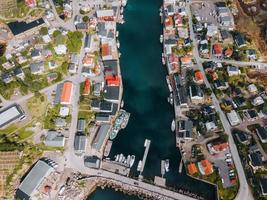 vistas de henningsvaer nas ilhas lofoten na noruega foto