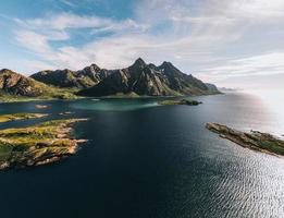 vistas de maervoll nas ilhas lofoten na noruega foto
