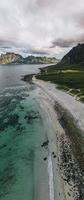 praia de uttakleiv nas ilhas lofoten na noruega foto