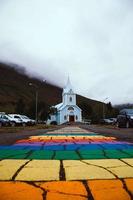 igreja seydisfjardarkirkja no leste da islândia foto