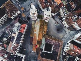 foto aérea da igreja de grossmunster em zurique, suíça