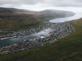 a cidade de klaksvik nas ilhas faroé foto