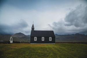 igreja de budakirkja na península de snaefellsness na islândia foto