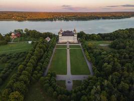 Castelo de Skokloster ao pôr do sol por drone na Suécia foto