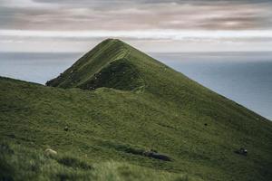 paisagem de trollanes na ilha de kalsoy nas ilhas faroé foto