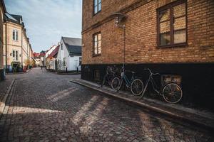 vista das ruas de paralelepípedos em lund, suécia foto