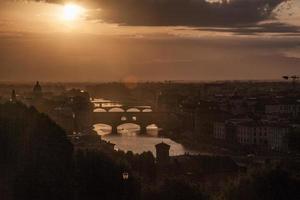 vista da ponte vecchio em florença, itália foto