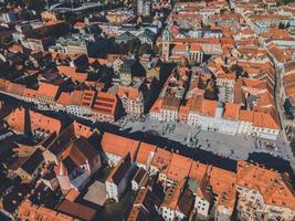 vistas de drones da cidade de maribor, eslovênia foto