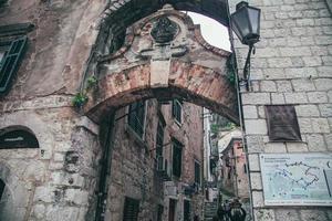 vistas da cidade velha de kotor em montenegro foto