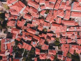 vistas de drone da cidade velha de budva em montenegro foto
