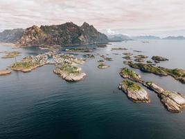 vistas de henningsvaer nas ilhas lofoten na noruega foto