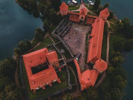 castelo da ilha de trakai por drone na lituânia foto