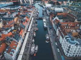 porto de nyhavn em copenhague, dinamarca por drone foto