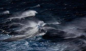 ondas e salpicos no mar mediterrâneo foto