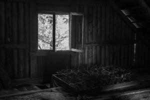 interior de uma casa abandonada foto