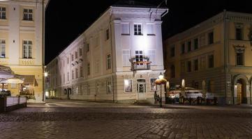 tartu, paisagem urbana em um dia ensolarado foto