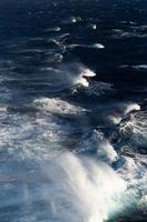 ondas e salpicos no mar mediterrâneo foto