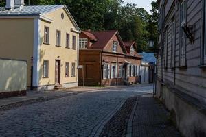 tartu, paisagem urbana em um dia ensolarado foto