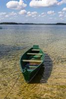 paisagens de verão à beira do lago na lituânia foto