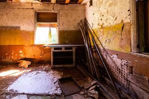 interior de uma casa abandonada foto