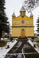 igreja ortodoxa de madeira amarela foto