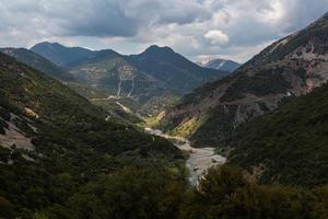 paisagens de primavera das montanhas da grécia foto