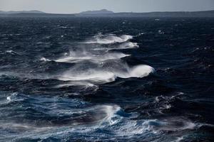 ondas e salpicos no mar mediterrâneo foto