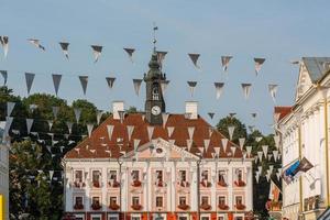 tartu, paisagem urbana em um dia ensolarado foto