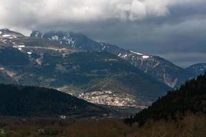 paisagens de primavera das montanhas da grécia foto