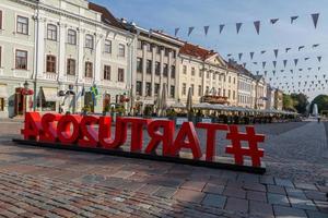 tartu, paisagem urbana em um dia ensolarado foto