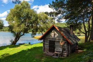 paisagens de verão à beira do lago na lituânia foto