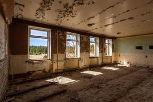 interior de uma casa abandonada foto