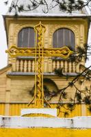 igreja ortodoxa de madeira amarela foto
