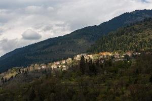 paisagens de primavera das montanhas da grécia foto