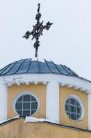 igreja ortodoxa de madeira amarela foto