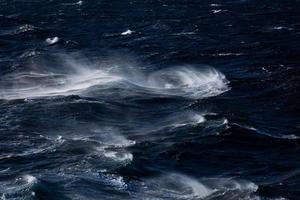 ondas e salpicos no mar mediterrâneo foto