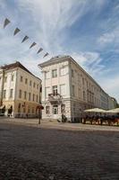 tartu, paisagem urbana em um dia ensolarado foto