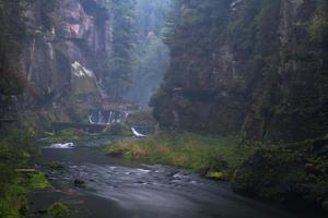 paisagens de outono em hrensko, rio kamenice foto