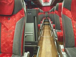 ônibus confortável e caro com assentos macios de veludo vermelho. interior caro do ônibus com muitos lugares para turistas. ônibus de dois andares com janelas panorâmicas foto
