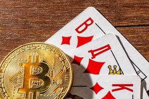 bitcoin em cima de cartas de baralho. jogos de azar online com criptomoeda. foto