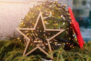 Decoração de Natal. estrela de natal em fundo rústico de madeira escura foto