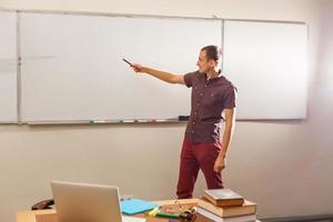 professor do sexo masculino ouvindo alunos na aula de educação de adultos foto